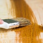 Cum să repari zgârieturile și uzura de pe parchet fără să-l înlocuiești
