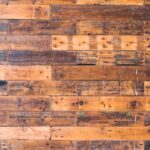 Parchetul în stil industrial: cum să-l integrezi în designul interior